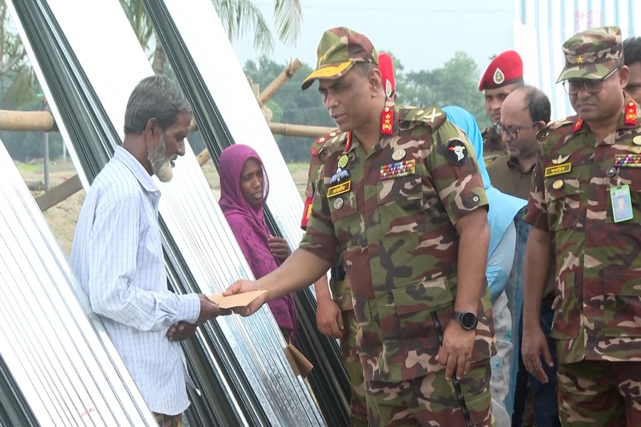 কুমিল্লায় বন্যায় বাস্তুচ্যুতদের মাঝে ঢেউটিন ও  অর্...