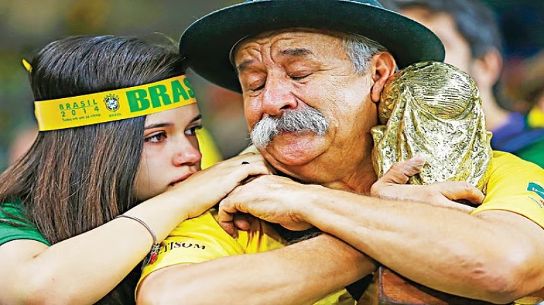 রেপ্লিকা বিশ্বকাপ ট্রফি হাতে সেদিন গ্যালারিতে কেঁদেছিলেন ব্রাজিলের খ্যাতিমান সমর্থক ক্লোভিস ফার্নান্দেজ-রয়টার্স