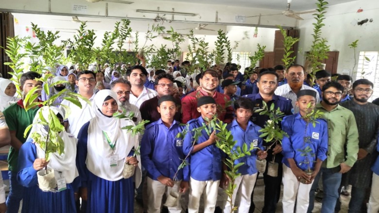টিফিনের টাকায় সবুজ উৎসবে ৫ শতাধিক শিক্ষার্থী
