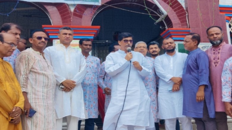 কুমিল্লায় দুর্গোৎসব পরিদর্শনে মণ্ডপে মণ্