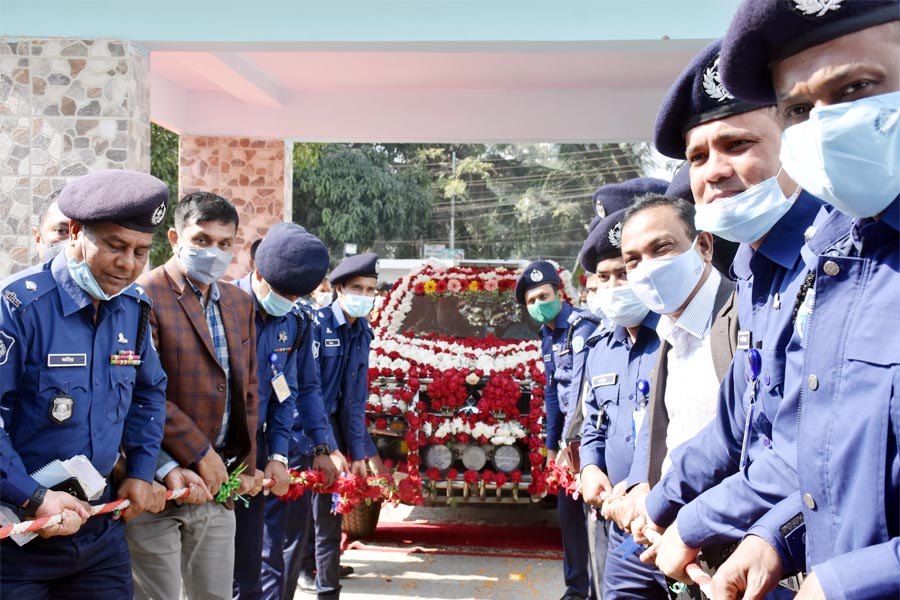 ফুল সজ্জিত গাড়িতে কুমিল্লার এসপির বিদায়