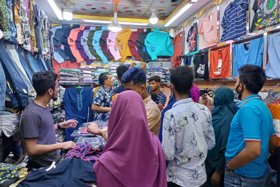 কুমিল্লার বাজারে ১০ দিনে ৫০০ কোটি টাকার পোশাক বিক্রির টার্গেট