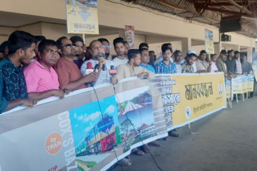কুমিল্লায় কক্সবাজারগামী ট্রেন বিরতির দাবিতে মানবব...