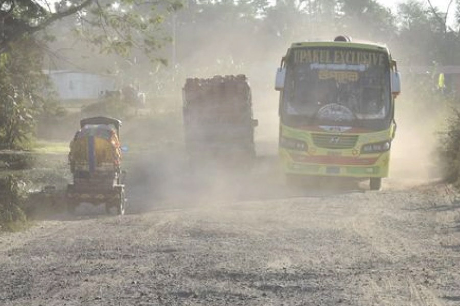 কুমিল্লা-নোয়াখালী সড়কের ধুলায়, দুর্ভোগে কাহিল মানুষ