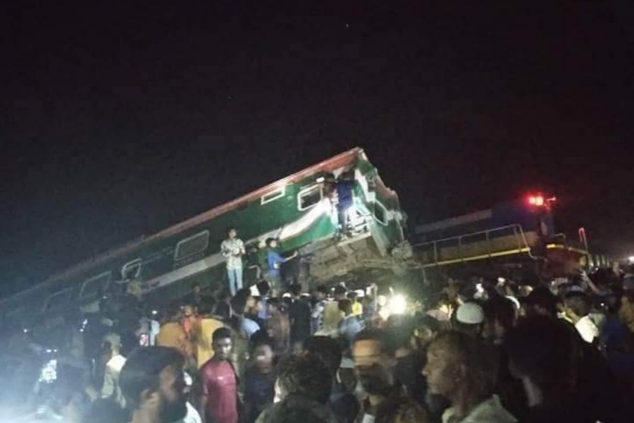 কুমিল্লায় সোনার বাংলা ট্রেনের ৭ বগি লাইনচ্যুত হয়ে আহত ২৫ : তিন ঘন্টা পর স্বাভাবিক