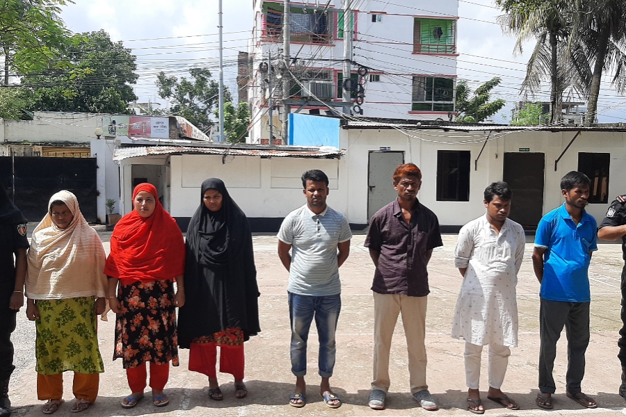 শান্তিরক্ষী মিশনে নিহত সেনা কর্মকর্তার স্ত্রী পরিচয়ে প্রতারণা, মূলহোতাসহ গ্ৰেফতার ৭