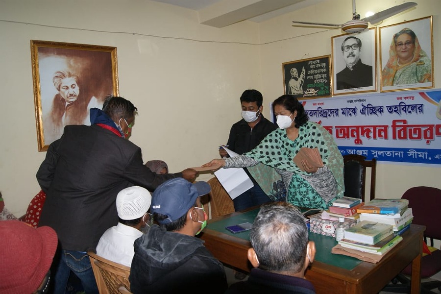 অর্ধশত হতদরিদ্রের মাঝে এমপি সীমার আর্থিক অনুদান