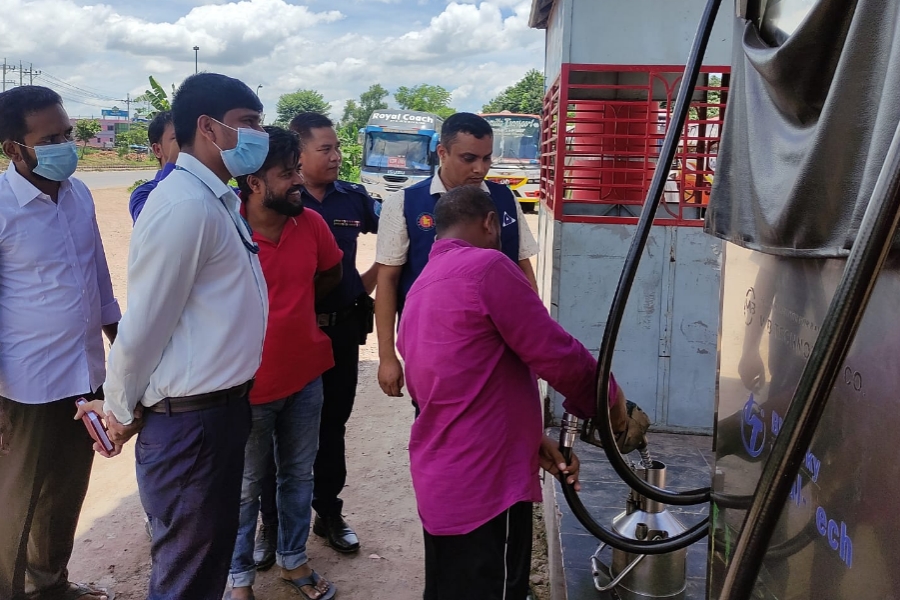 জ্বালা‌নি তেলের প‌রিমা‌পে কারচুপি, দুই ফিলিং স্টেশনকে দেড় লাখ টাকা জরিমানা 