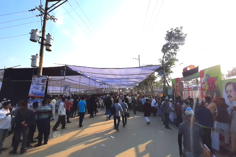 কুমিল্লা-নোয়াখালী মহাসড়ক বন্ধ করে আওয়ামী লীগের সম্মেলন