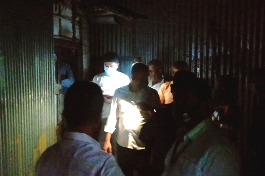 দাম্পত্য জীবনে বিচ্ছেদ, কুমিল্লা নগরীতে দরজা ভেঙে যুবকের লাশ উদ্ধার