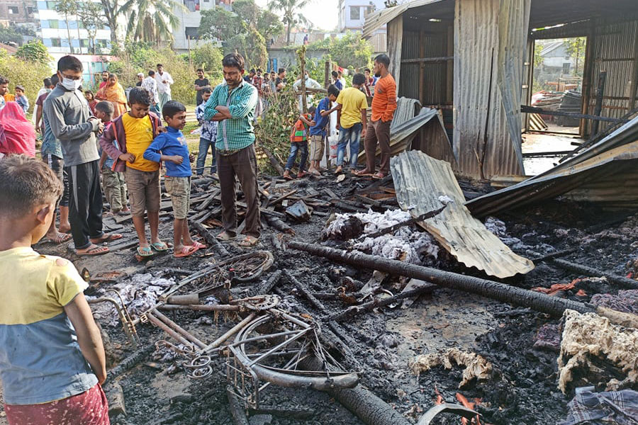 কুমিল্লায় আগুন নেভাতে গিয়ে শিশু নিহত, অগ্নিকাণ্ডে পুড়ে গেলো ৯টি দোকান