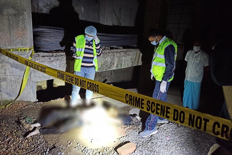 কুমিল্লা নগরীতে নির্মাণাধীন ভবনের আন্ডারগ্রাউন্ডে মিললো যুবকের লাশ 