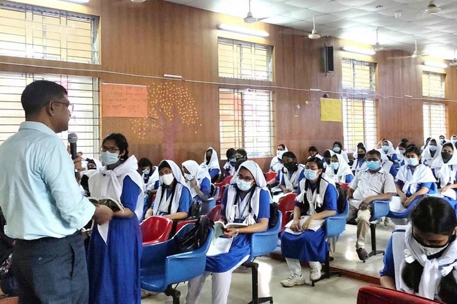 টানা তিন ঘণ্টা জীববিজ্ঞানের ক্লাস নিলেন কুমিল্লার জেলা প্রশাসক