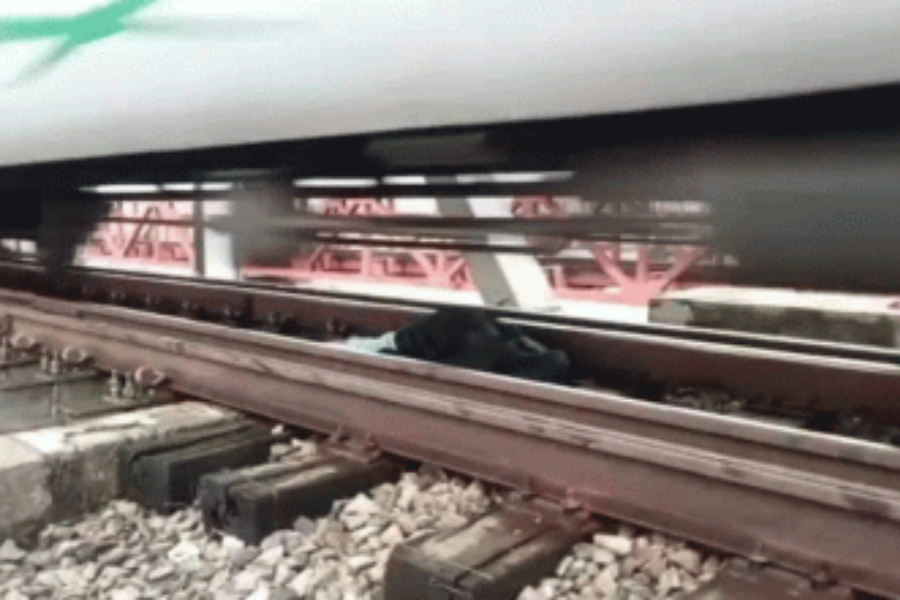 ছবি তুলতে গিয়ে হোঁচট খেয়ে রেললাইনে, গায়ের উপর দিয়ে ট্রেন গেলেও বেঁচে গেলেন তরুণী