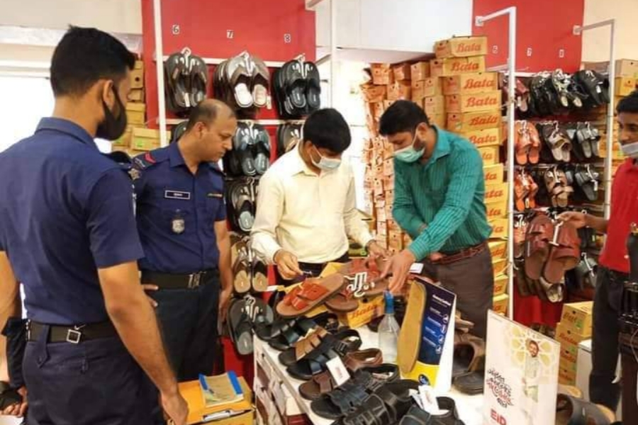 কুমিল্লায় জুতা ও লুঙ্গিতে নতুন প্রাইজ ট্যাগ লাগিয়ে প্রতারণা
