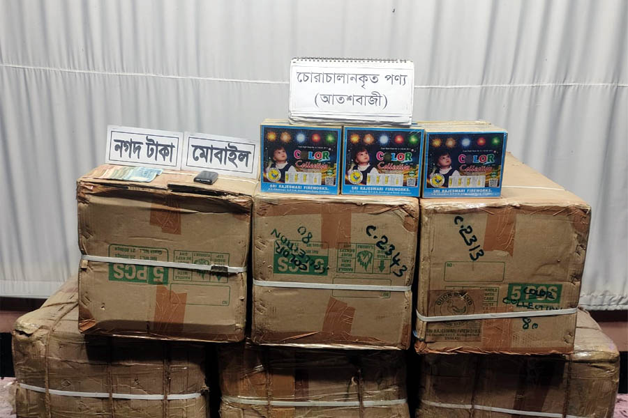 কুমিল্লায় চাঁদাবাজ ও চোরাকারবারী গ্রেফতার, কাভার্ডভ্যান জব্দ