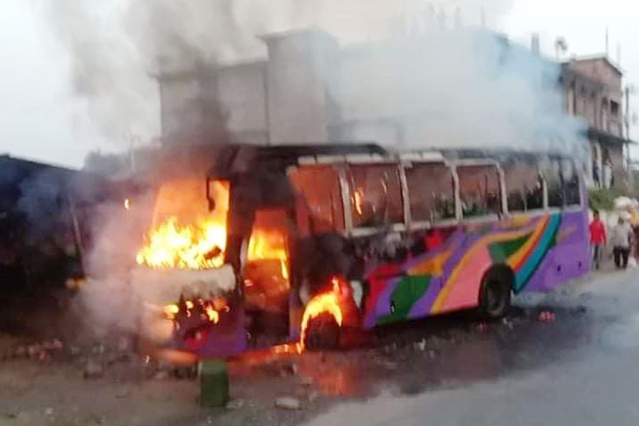 সিলিন্ডার বিস্ফোরণে বাসে আগুন :  দুই যাত্রী নিহত,  আহত আরও ১৭ 