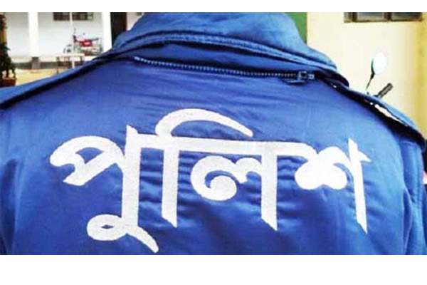 কনস্টেবলের চাপাতির কোপে আইনজীবীর দুই হাত পঙ্গু!