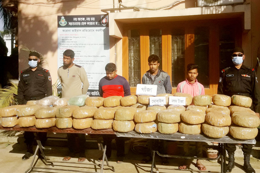 কুমিল্লায় খাটের নিচে মিললো বস্তাভর্তি গাঁজার পাহাড়