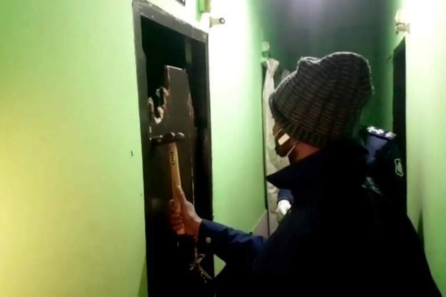 ঝিনুক আবাসিক হোটেলের দরজা ভেঙ্গে যুবকের ঝুলন্ত লাশ উদ্ধার