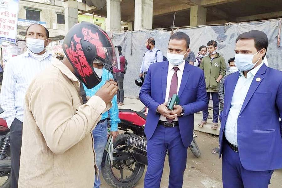 কুমিল্লায় হেলমেট ব্যবহার নিশ্চিত করতে মোবাইল কোর্ট ও ট্রাফিক স্কুল