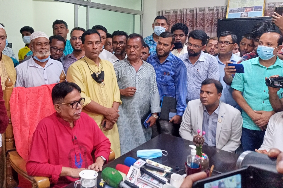 চেয়ারে বসলেন মেয়র রিফাত :  'নগরপিতা নয়, জনগণের সেবক হতে চান’