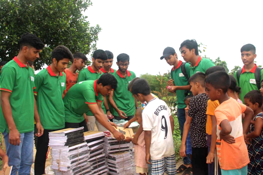 বন্যার্ত শিক্ষার্থীদের মাঝে শিক্ষা উপকরণ বিতরণ লাল...