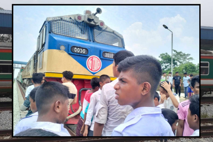 কুমিল্লায় ট্রেনে কাটা পড়ে স্কুলছাত্রীর মৃত্যু, সহকর্মীদের অবরোধ 