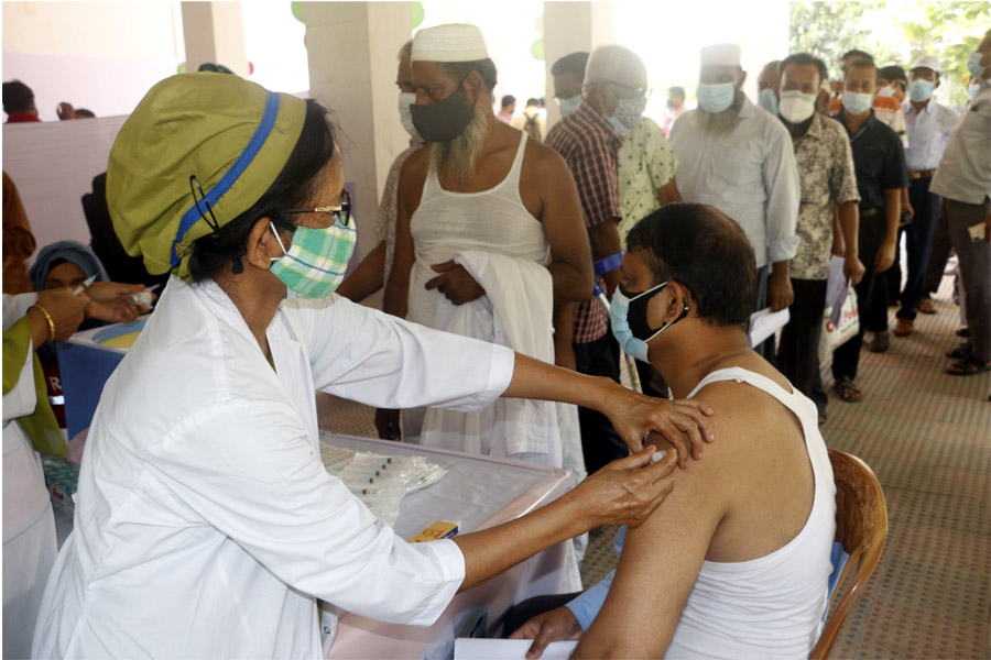 কুমিল্লায় করোনা টিকা প্রদান : প্রথম দিনই কেন্দ্রে ভিড়