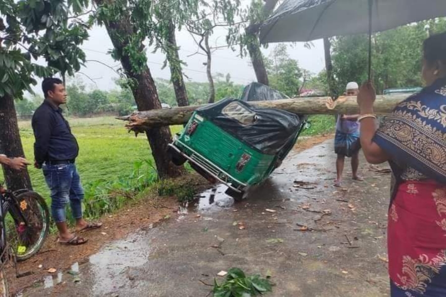 মুরাদনগরে ঝড়ে ভেঙ্গে অটোরিকশায় গাছ পড়ে বৃদ্ধের মৃত্যু, আহত ৫