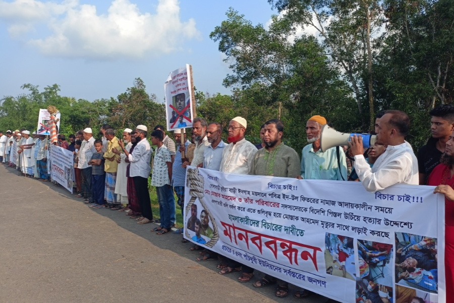 কুমিল্লায় ঈদের জামাতে গুলি, অস্ত্রধারীকে গ্ৰেফতারে মানবন্ধন