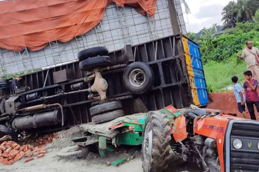 চান্দিনায় কাভার্ডভ্যান উল্টে  সড়কের বাহিরে,  চালকসহ নিহত ৩