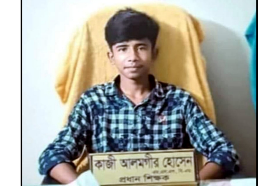 দেবীদ্বারে শিক্ষকের পদত্যাগ দাবি করা ছাত্র বসলেন চ...