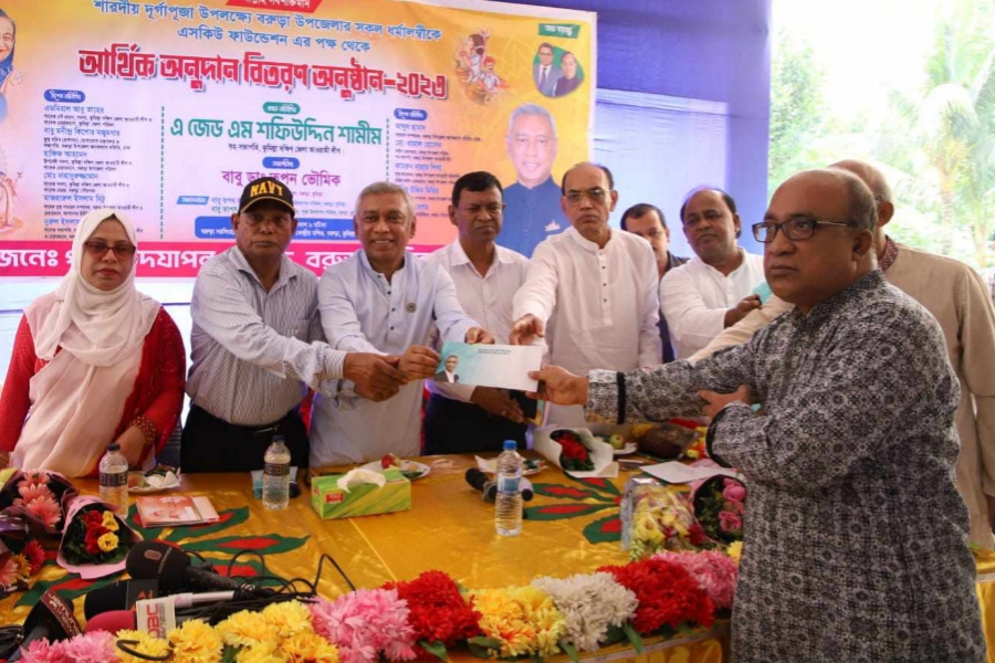 বরুড়ায়  ৯৪ পূজামন্ডপে বিতরণ শফিউদ্দিন শামীমের আর্থিক অনুদান 