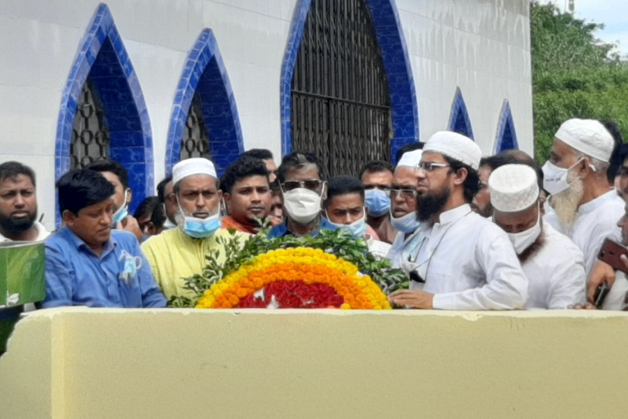 প্রয়াত সাংসদ অধ্যাপক্ষ আলী আশরাফের কবরে শ্রদ্ধা ডা. প্রাণ গোপাল দত্তের