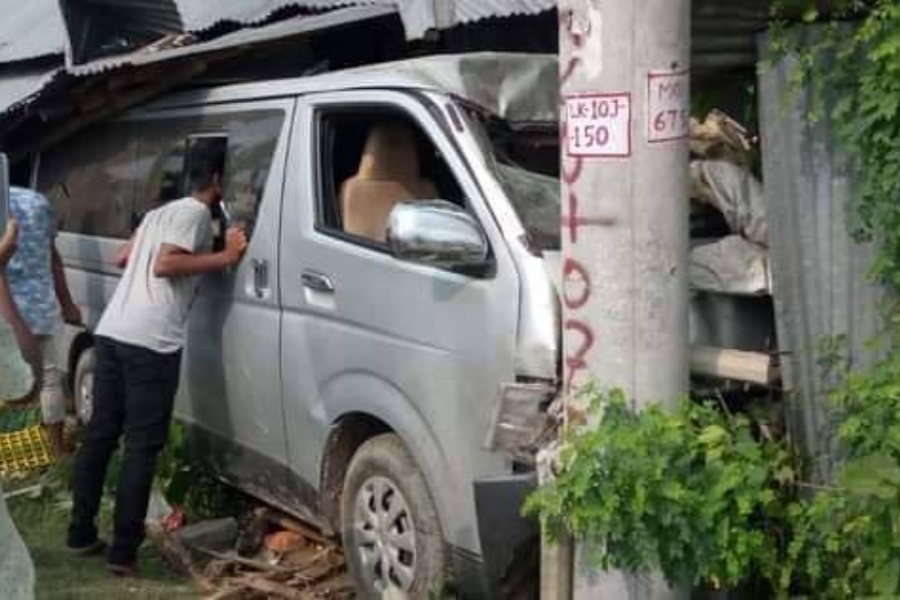 লাকসামে নিয়ন্ত্রণ হারিয়ে প্রাইভেটকার দোকানে, স্কুল শিক্ষকসহ নিহত ২