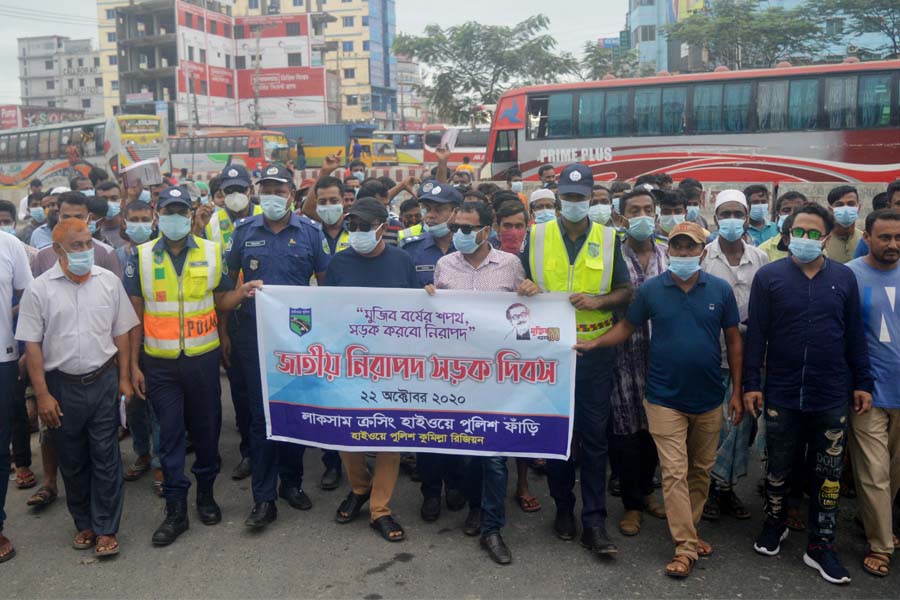 কুমিল্লায় নিরাপদ সড়ক দিবসে চালক-শ্রমিককে নিয়ে হাইওয়ে পুলিশের র‌্যালী 