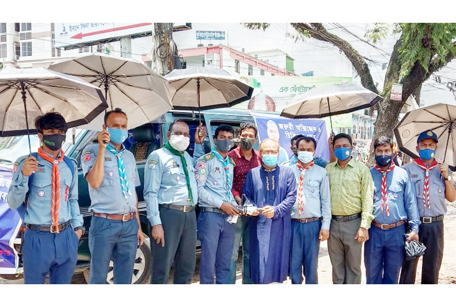 লকডাউনে দায়িত্ব পালনকারী রোভারদের ছাতা দিলেন ডা. ফেরদৌস খন্দকার 
