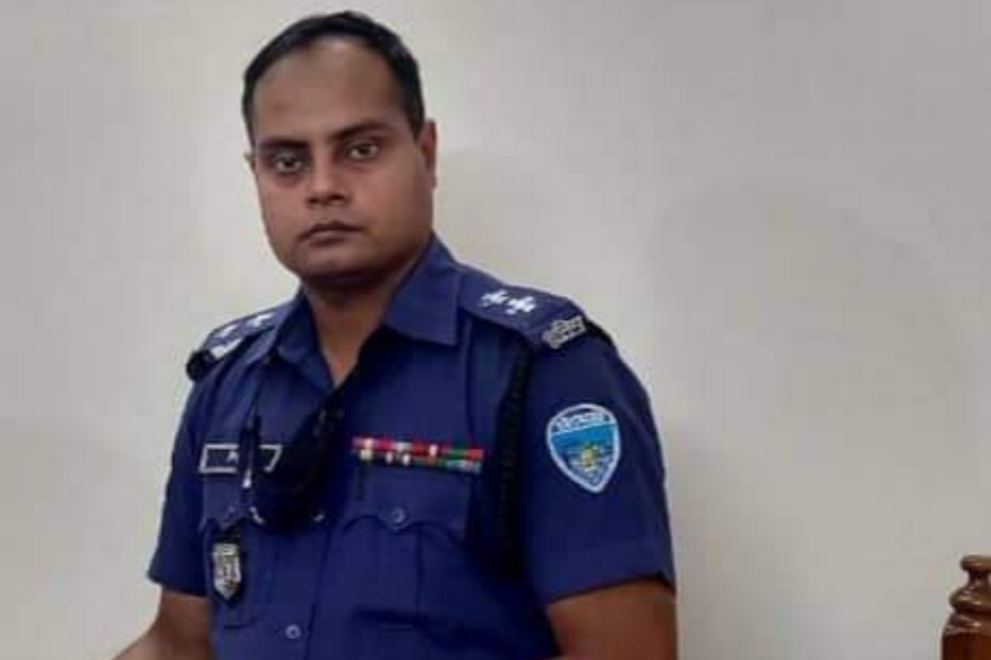 কুমিল্লা নগরীতে গায়ে পানি পড়ায় ব্যবসায়ীর মাথা ফাটালেন পুলিশ কর্মকর্তা