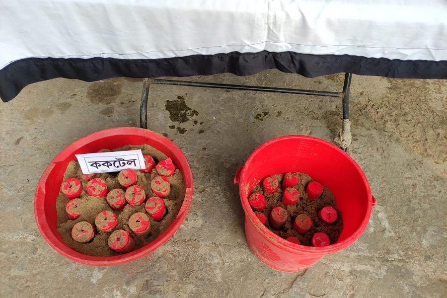 নির্বাচনের আগের দিন কুমিল্লায় ২৯টি ককটেল ও অস্ত্রসহ ৭জন গ্রেফতার 