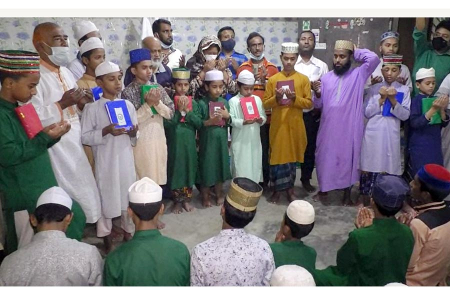 বঙ্গবন্ধুর ১০১তম জন্মবার্ষিকী উপলক্ষে কোরআন বিতরণ ও দোয়া মাহফিল এমপি সীমার