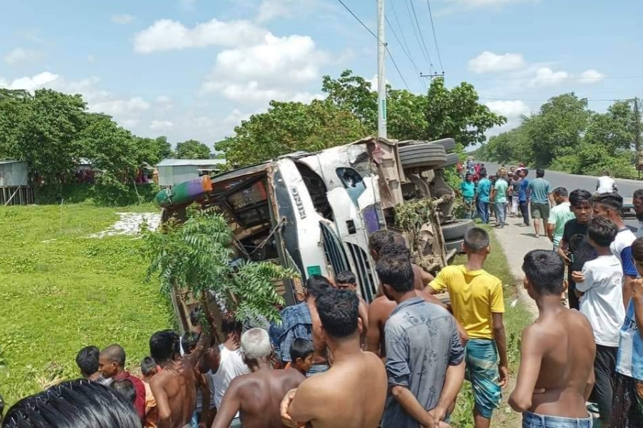 দাউদকান্দিতে উল্টে যাওয়া বাস চাপায় ৩ মোটরসাইকেল আরোহী নিহত