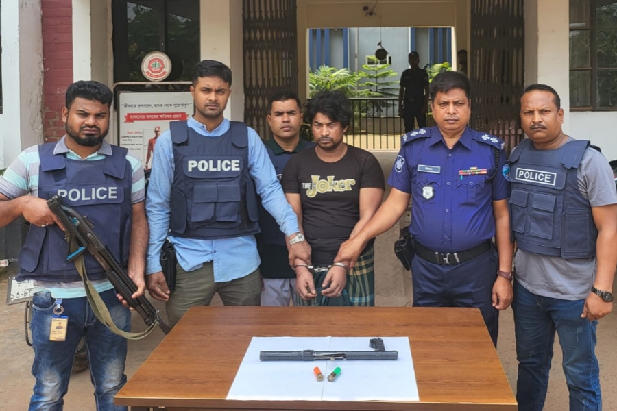 বরুড়ায় অস্ত্র-কার্তুজসহ ২১ মামলার আসামি ম‌নির ডাকাত গ্রেপ্তার