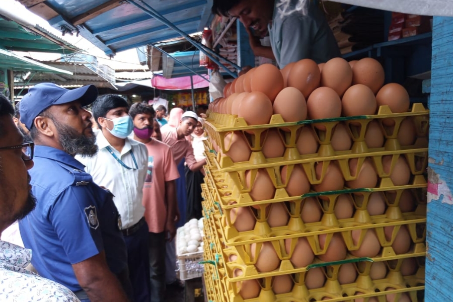 কুমিল্লার বাজারে ৪২ টাকার ডিম ৫১ টাকা, সুপারসপকে জরিমানা