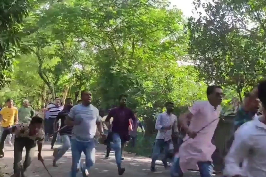 তিতাসের রাজপথ দখলে আ'লীগ-বিএনপির সংঘর্ষ ও ধাওয়া-পাল্টা ধাওয়া, অতিরিক্ত পুলিশ মোতায়েন 