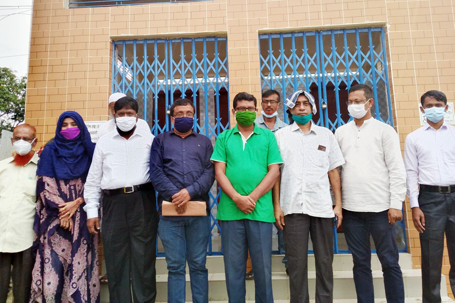 যাত্রী সেবায় শাসনগাছা বাস টার্মিনালে কমিউনিটি ল্যাট্রিন