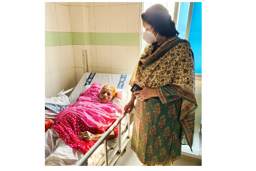 অসুস্থ হাসিনা ওহাবকে দেখতে হাসপাতালে সংসদ সদস্য সীমা