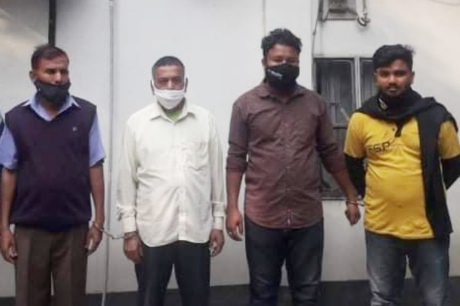 চাঁদাবাজি করতে গিয়ে বাখরাবাদ গ্যাসের ৪ কর্মচারী গ্ৰেফতার