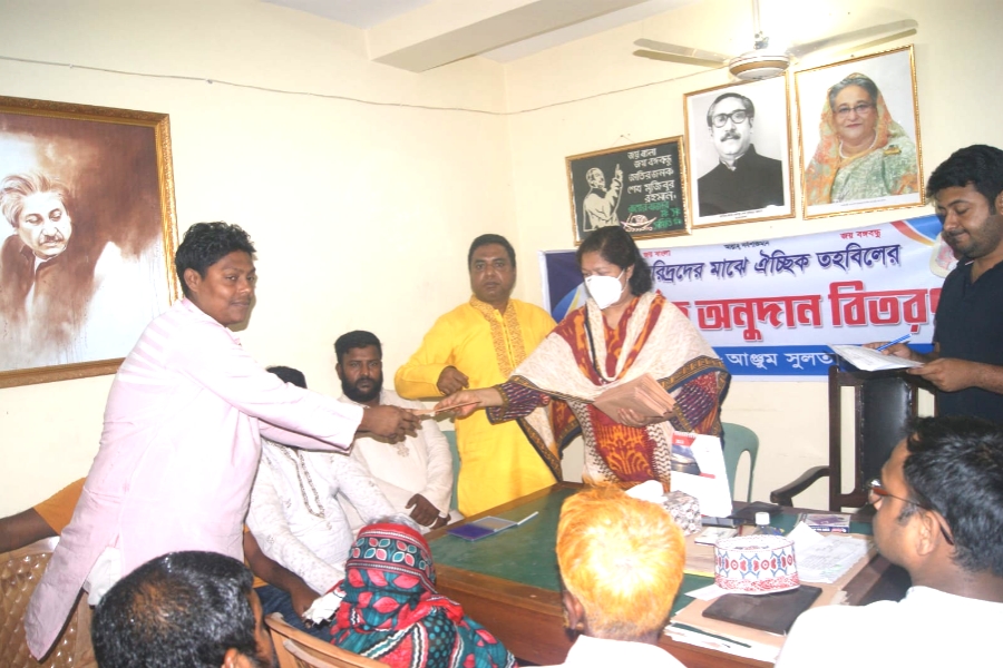 হতদরিদ্রদের মাঝে এমপি সীমার নগদ অর্থ বিতরণ