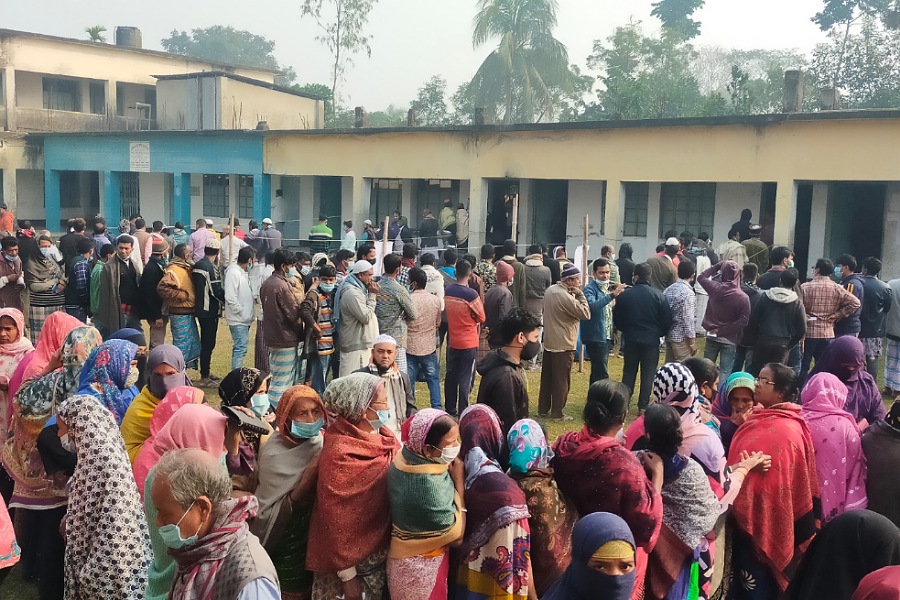 ইভিএম; ঘণ্টায় ৯ ভোট, অপেক্ষায় সাড়ে তিন শ' ভোটার